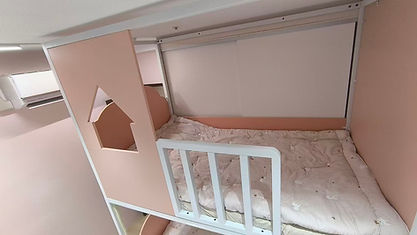 鋼結構床設計,結構穩固,後排推拉門使用方便,女兒房系統櫃