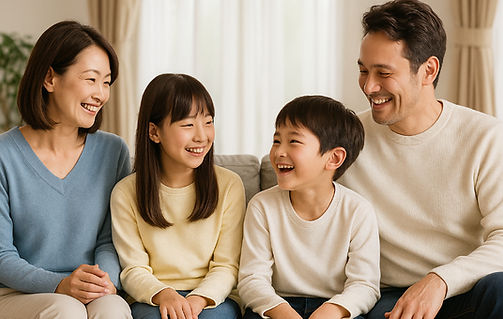 省エネ設備によって実現する家族の安心・健康な生活を象徴する、リビングで笑顔を交わす4人家族の写真です。家庭の安心感や信頼感を視覚的に伝えています。