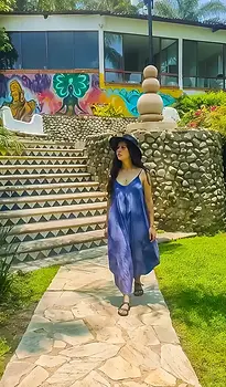 chica-en-jardin-de-la-abundancia.webp