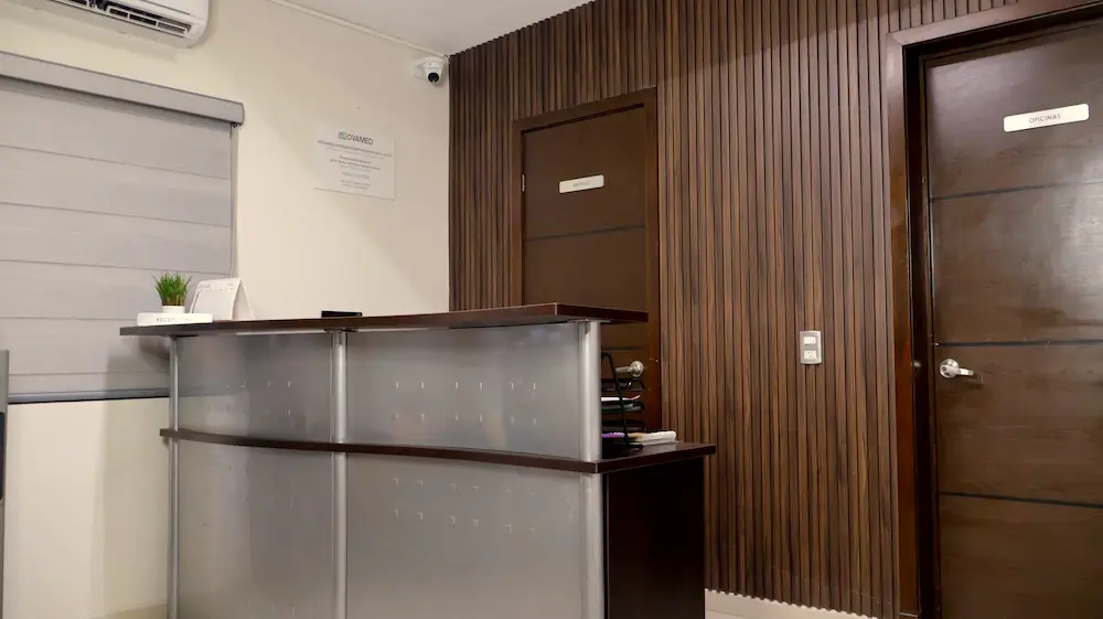 Recepción de las oficinas de Innovamed.webp