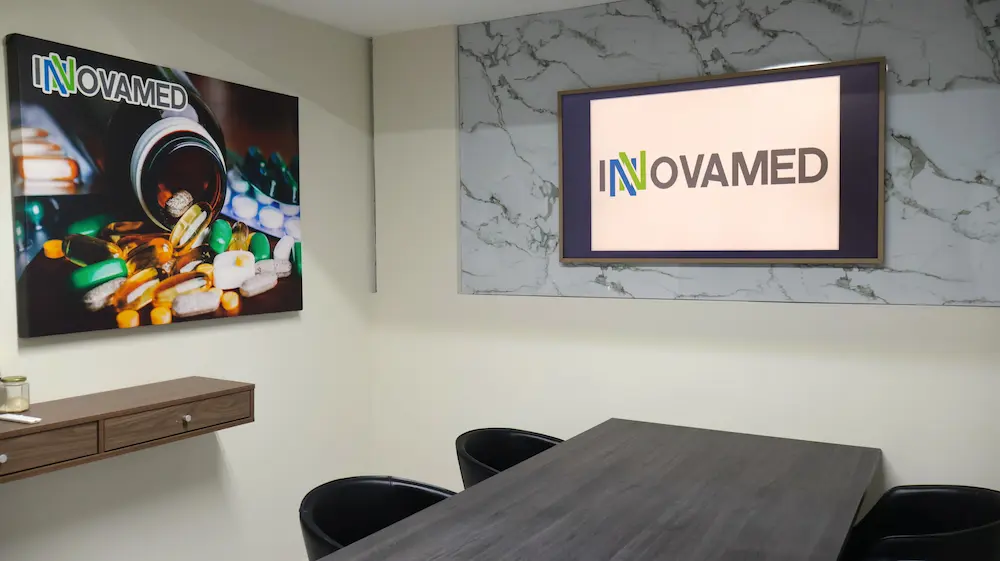 Amplia sala de juntas de Innovamed.webp