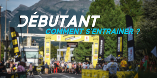 Départ d’une course en montagne avec foule sous une arche jaune; texte: DÉBUTANT, COMMENT S’ENTRAÎNER ?
