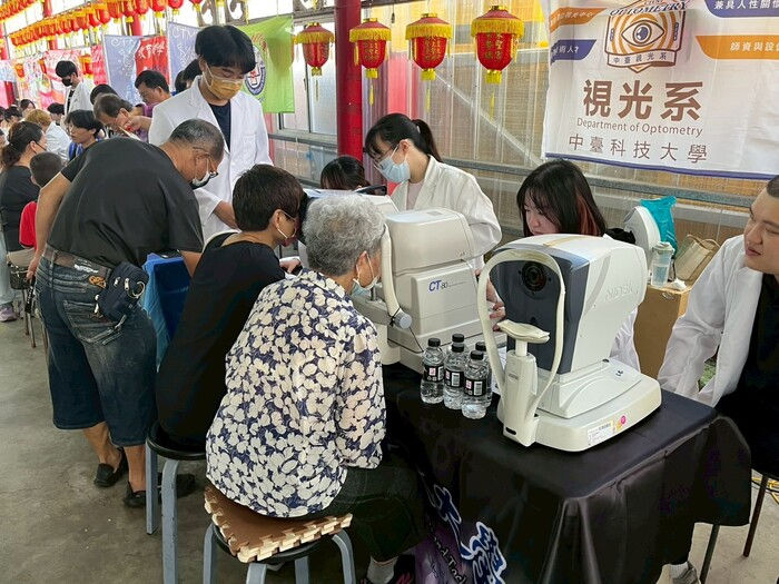 視光系同學為里民進行視力檢測