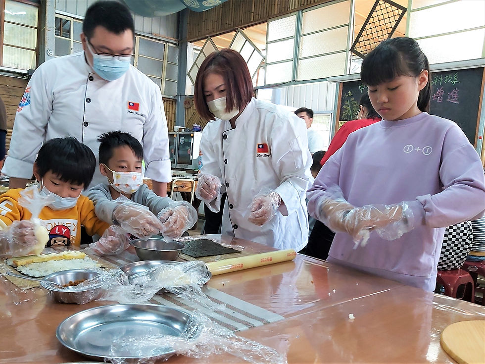 中臺科大食品科技系學生李鳳珠(右2)參與專業服務學習活動照片