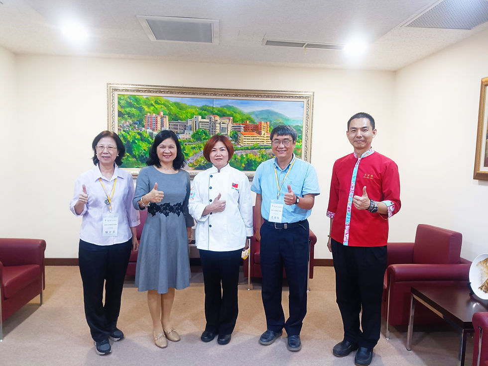 中臺科大校長陳錦杏(左2)、食科系學生李鳳珠(中間)、食科系副教授呂哲維(右1)合照