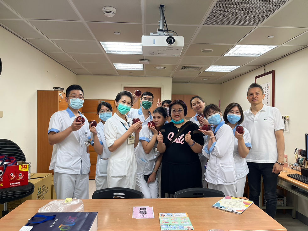 中臺科大後護系學生與臨床指導老師、班導師合影，手持象徵平安的蘋果，展現團隊凝聚力與感謝之情