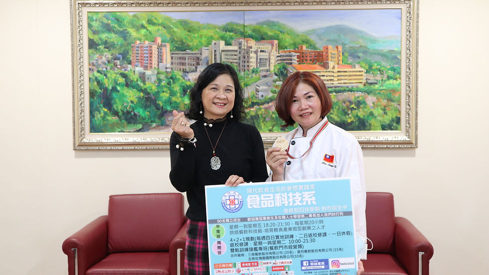 中臺科大校長陳錦杏(左)祝賀食科系學生李鳳珠(右)合照