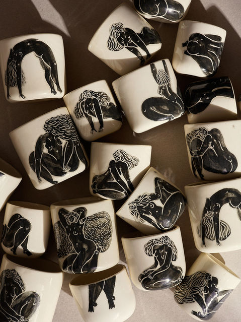 Ręcznie malowana czarka ceramiczna z kolekcji ‘Dziewczyny’, unikatowy kobiecy motyw inspirowany greckimi wazami. Ceramika artystyczna handmade – idealna do herbaty i kawy, łącząca funkcję użytkową z charakterem dzieła sztuki