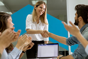 empresarios-jovenes-acertados-que-tienen-reunion-oficina-modern