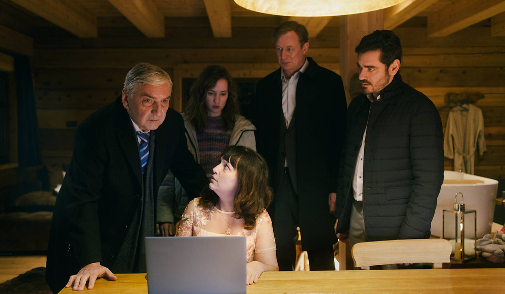 Miroslav Donutil, Alena Mihulová, Eliška Křenková, Martin Pechlát e Vojtěch Kotek em cena do filme tcheco O Atlas dos Pássaros (Atlas Ptáků, 2021), de Olmo Omerzu | Foto: Divulgação (Mostra Internacional de Cinema em São Paulo)