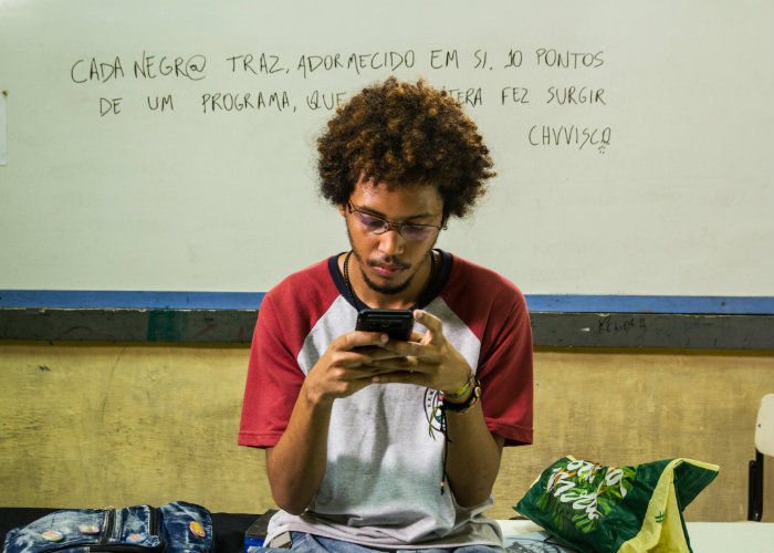 Lucas Limeira em cena do filme brasileiro Cabeça de Nêgo (2020), longa do cineasta cearense Déo Cardoso | Foto: Divulgação (Olhar de Cinema)