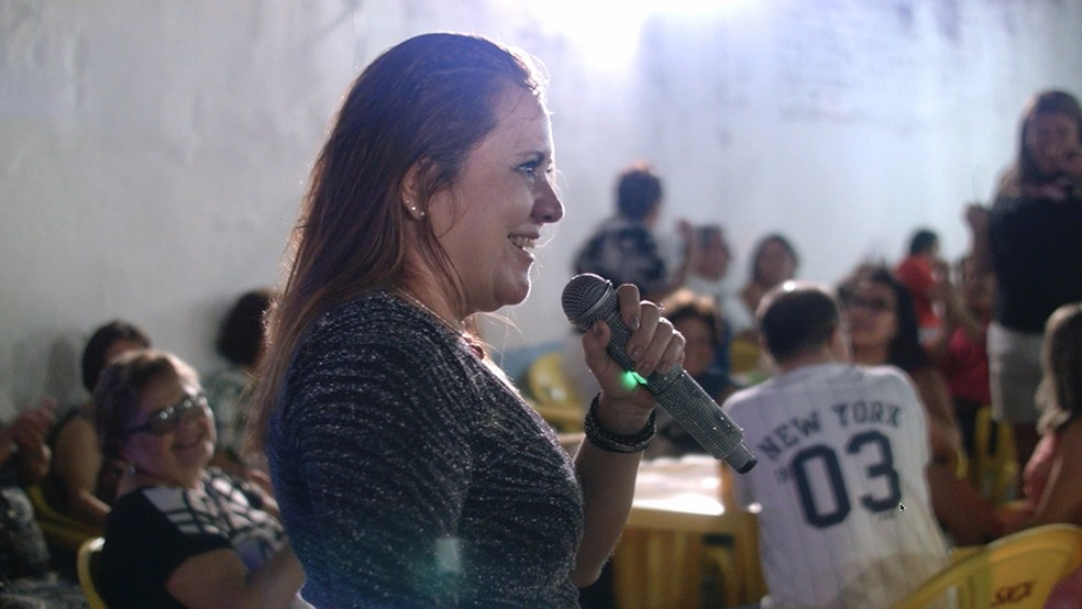 A cantora Katia Blender em cena do curta-metragem cearense Noite de Seresta (2020), de Sávio Fernandes e Muniz Filho | Foto: Divulgação (Olhar de Cinema)