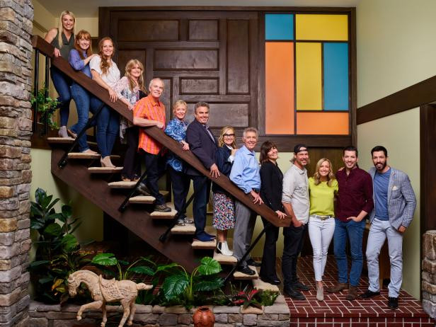 Jasmine Roth, Karen Laine, Mina Starsiak, Susan Olsen, Mike Lookinland, Eve Plumb, Christopher Knight, Maureen McCormick, Barry Williams, Leanne Ford, Steve Ford, Lara Spencer, Jonathan Scott e Drew Scott no reality show A Very Brady Renovation (2019) | Foto: Divulgação (HGTV)