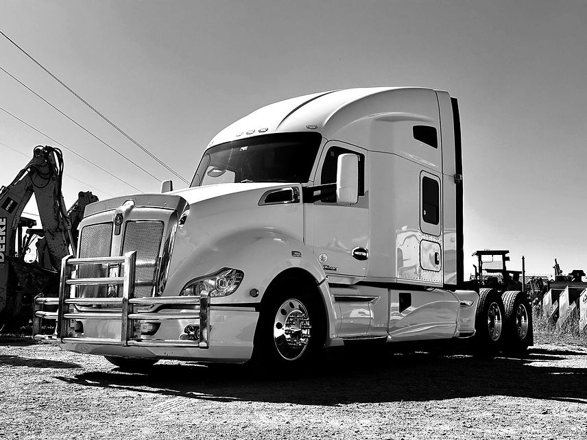 Kenworth-t680-2015-1_edited.jpg