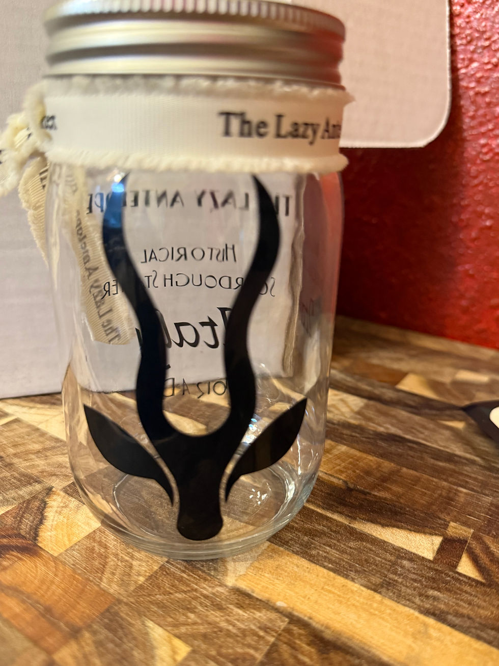 الصورة المصغرة: The Lazy Antelope glass with logo