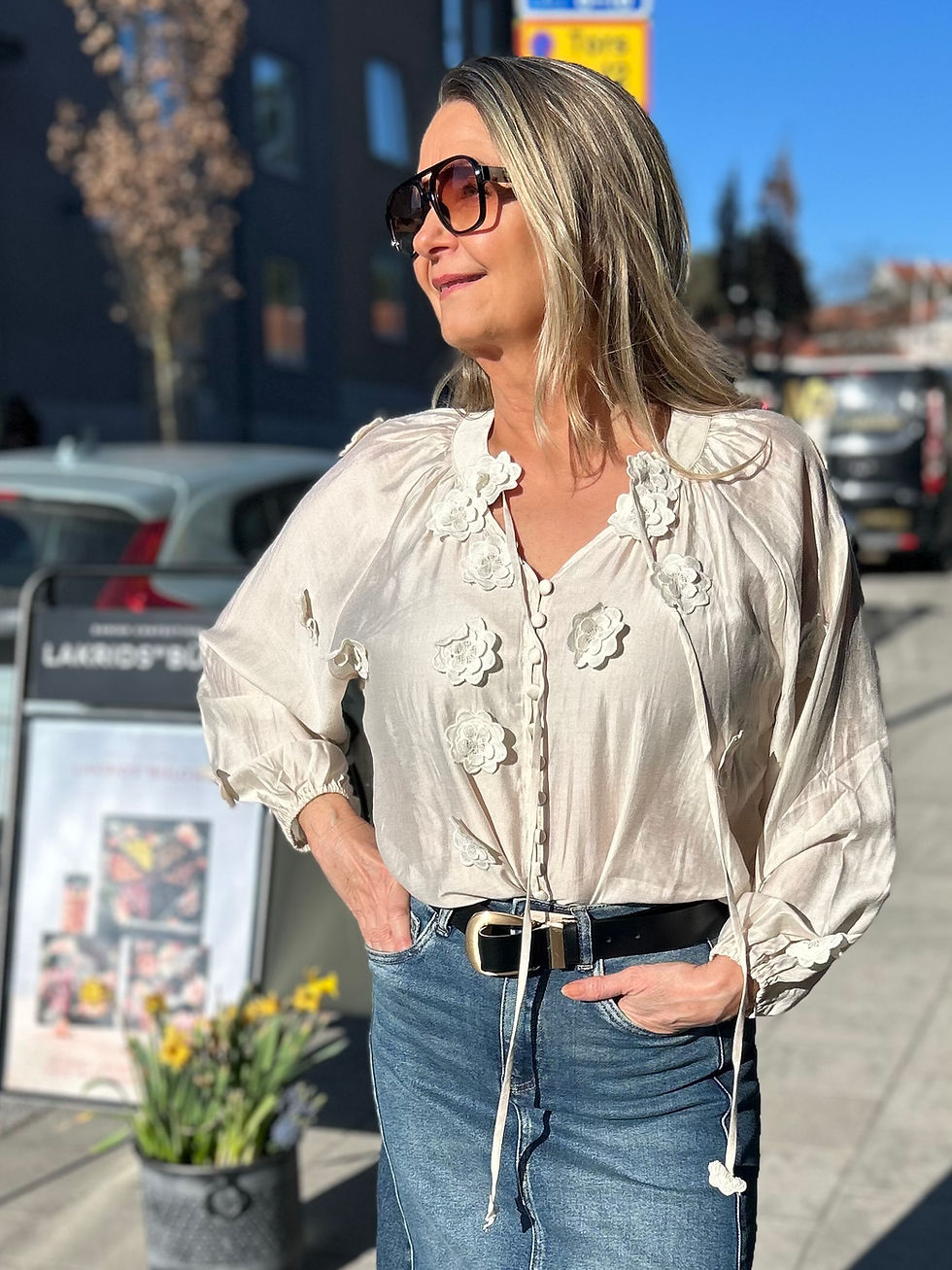 Miniatyrbild: Cosy fashion blus med broderade blommor beige onesize 