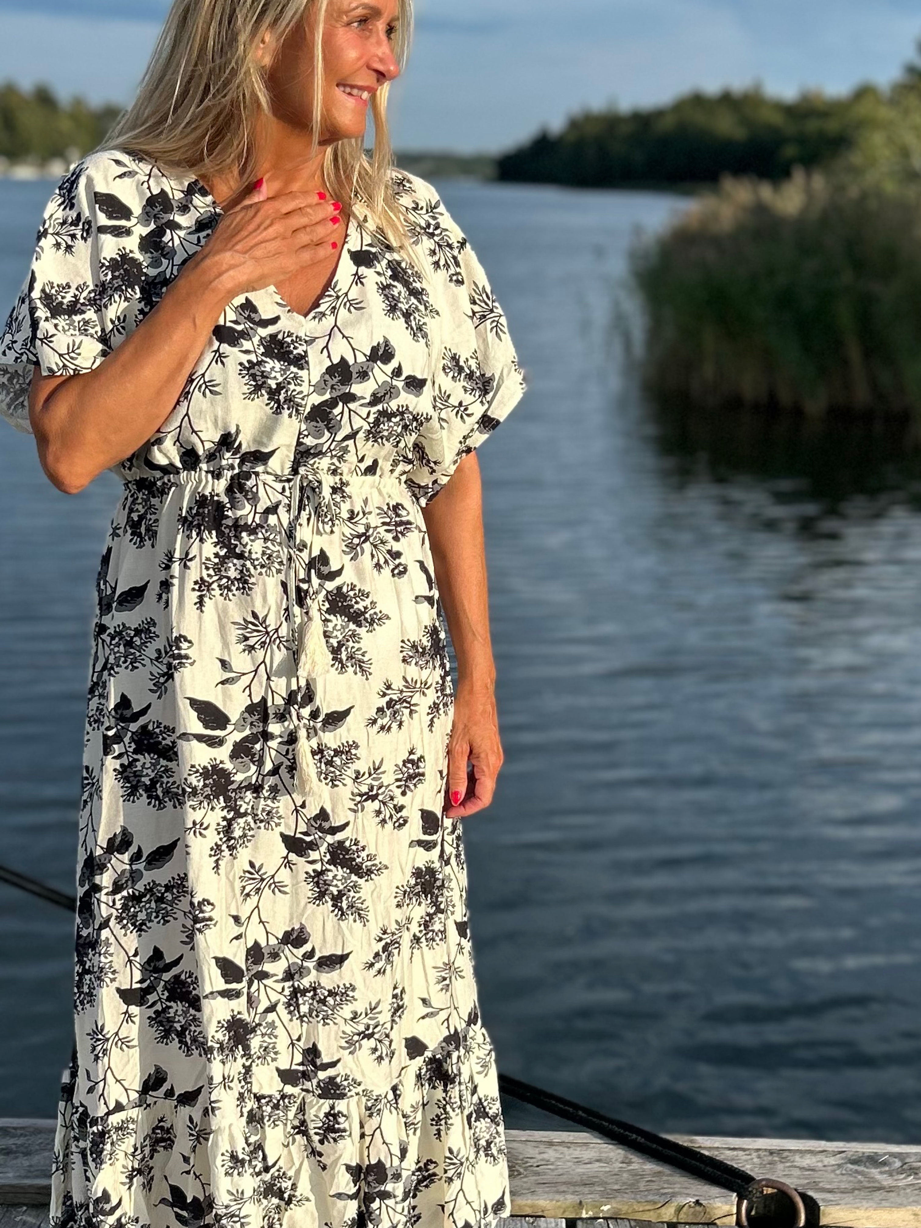 Cosy fashion klänning Lenora svart/vit