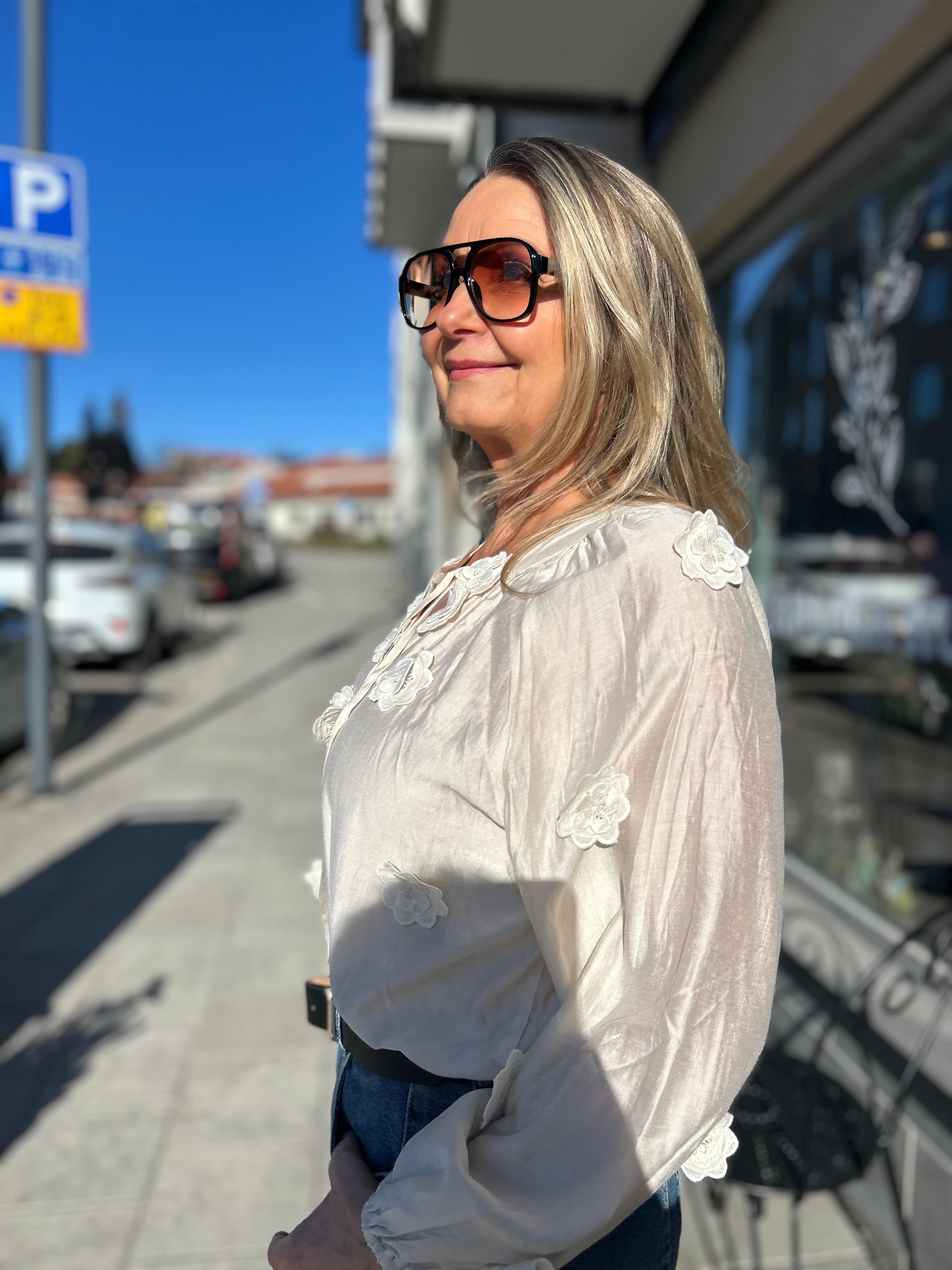 Cosy fashion blus med broderade blommor beige onesize 