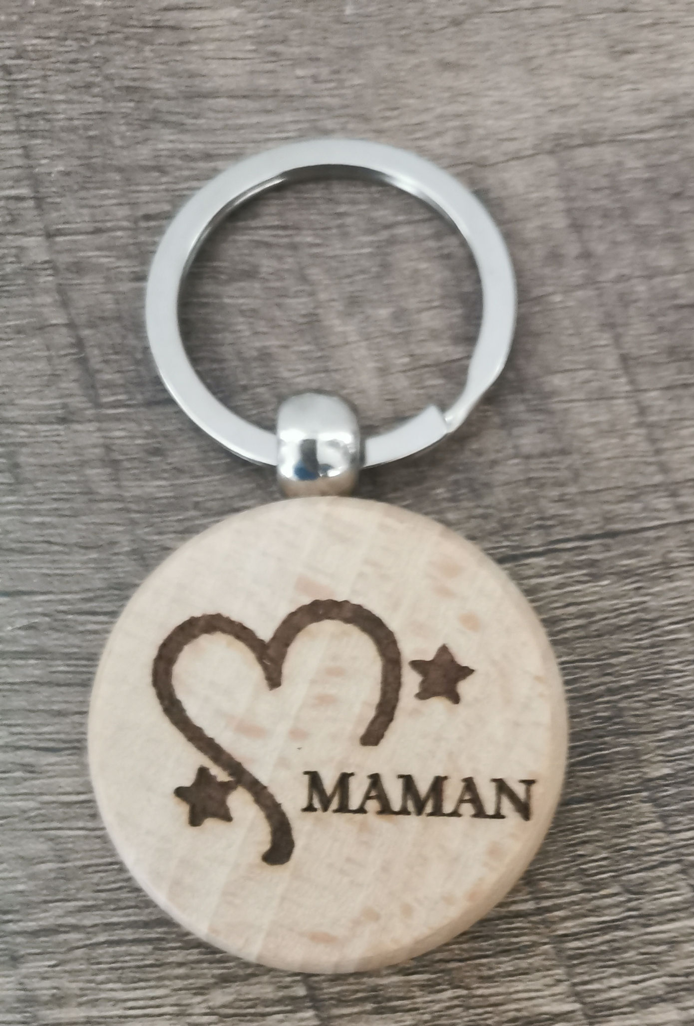 Porte-clé rond en bois gravé.