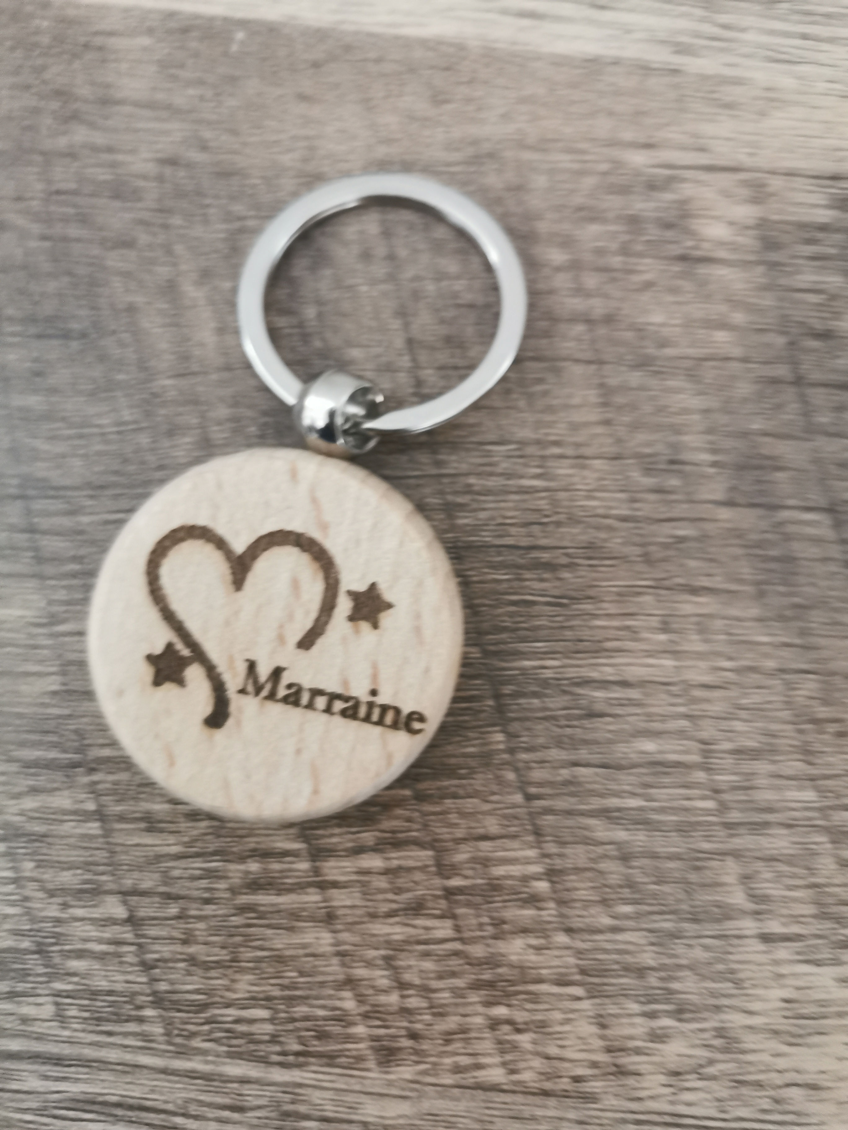 Porte-clé rond en bois gravé.