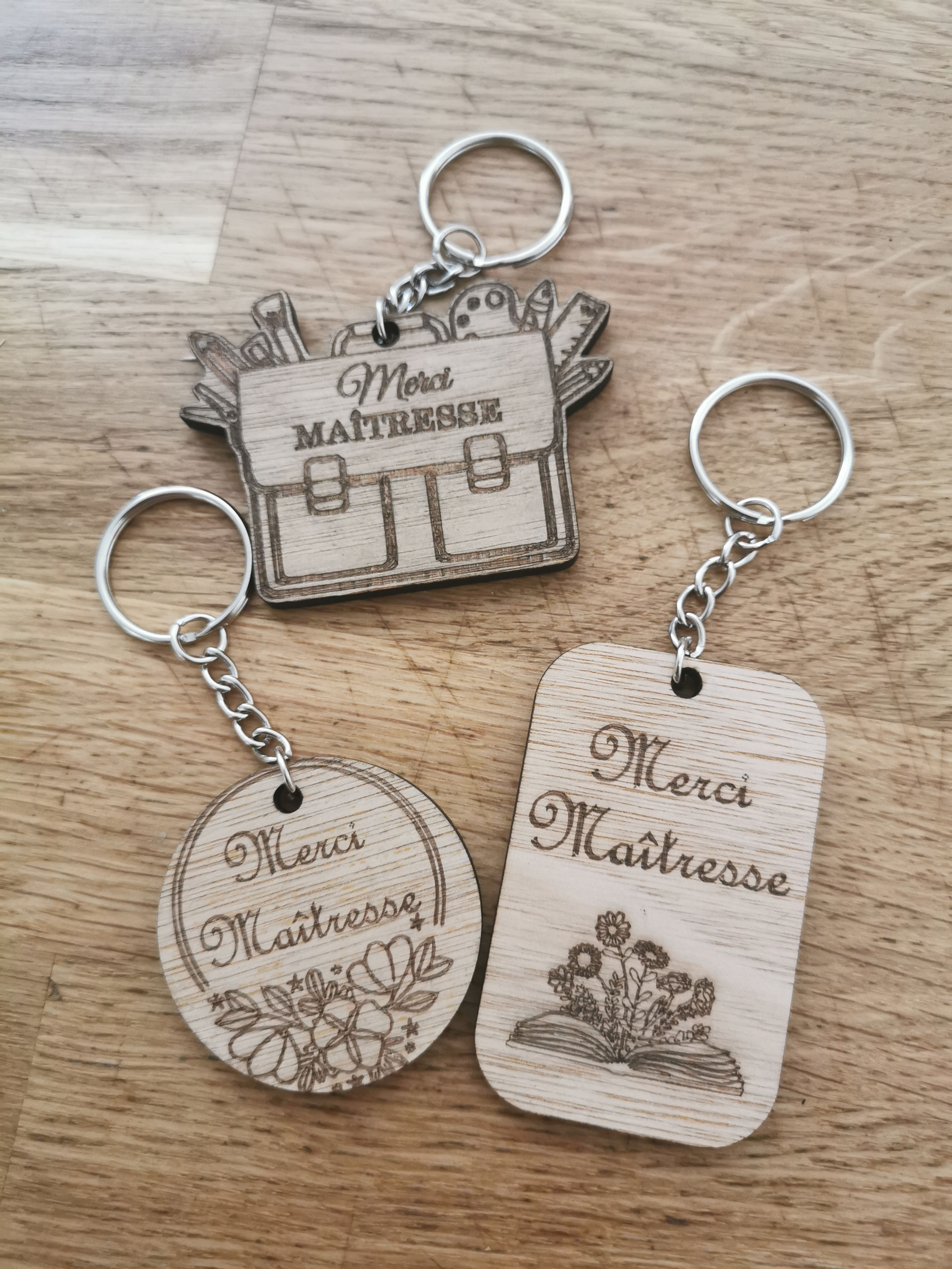 Porte-clé cartable “Merci maîtresse”