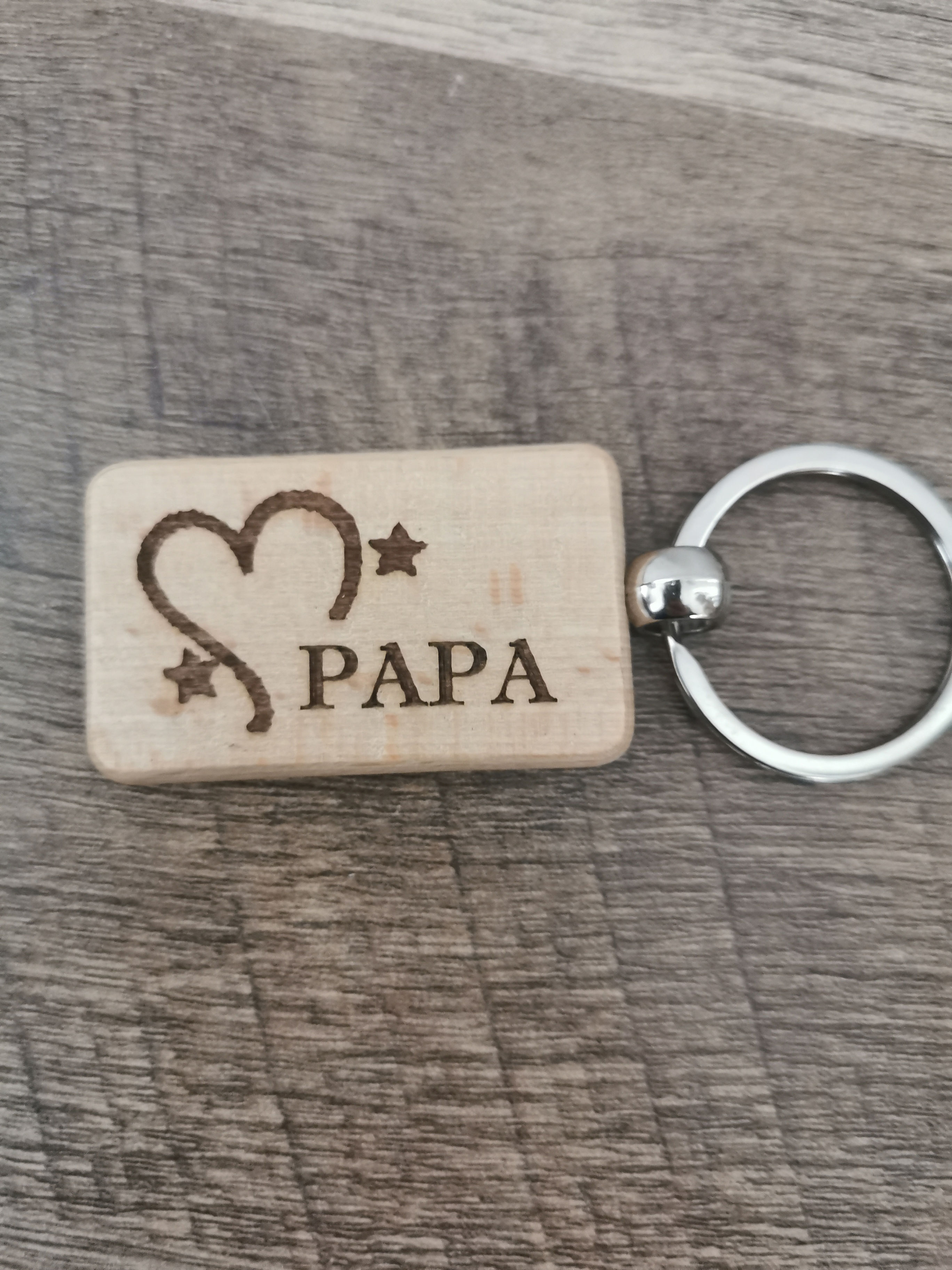 Porte-clé rectangulaire en bois gravé.