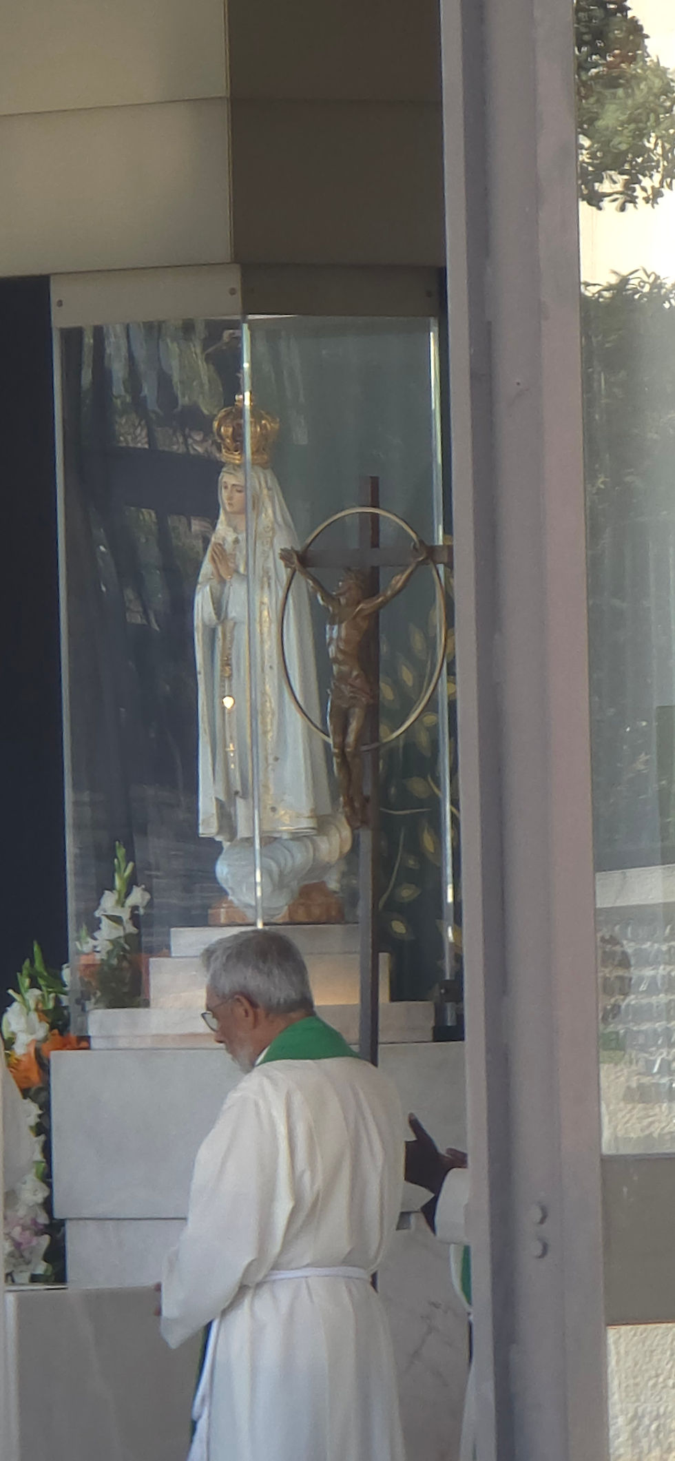 Close up picture of the statue marking the exact spot where Mary appeared to the children
