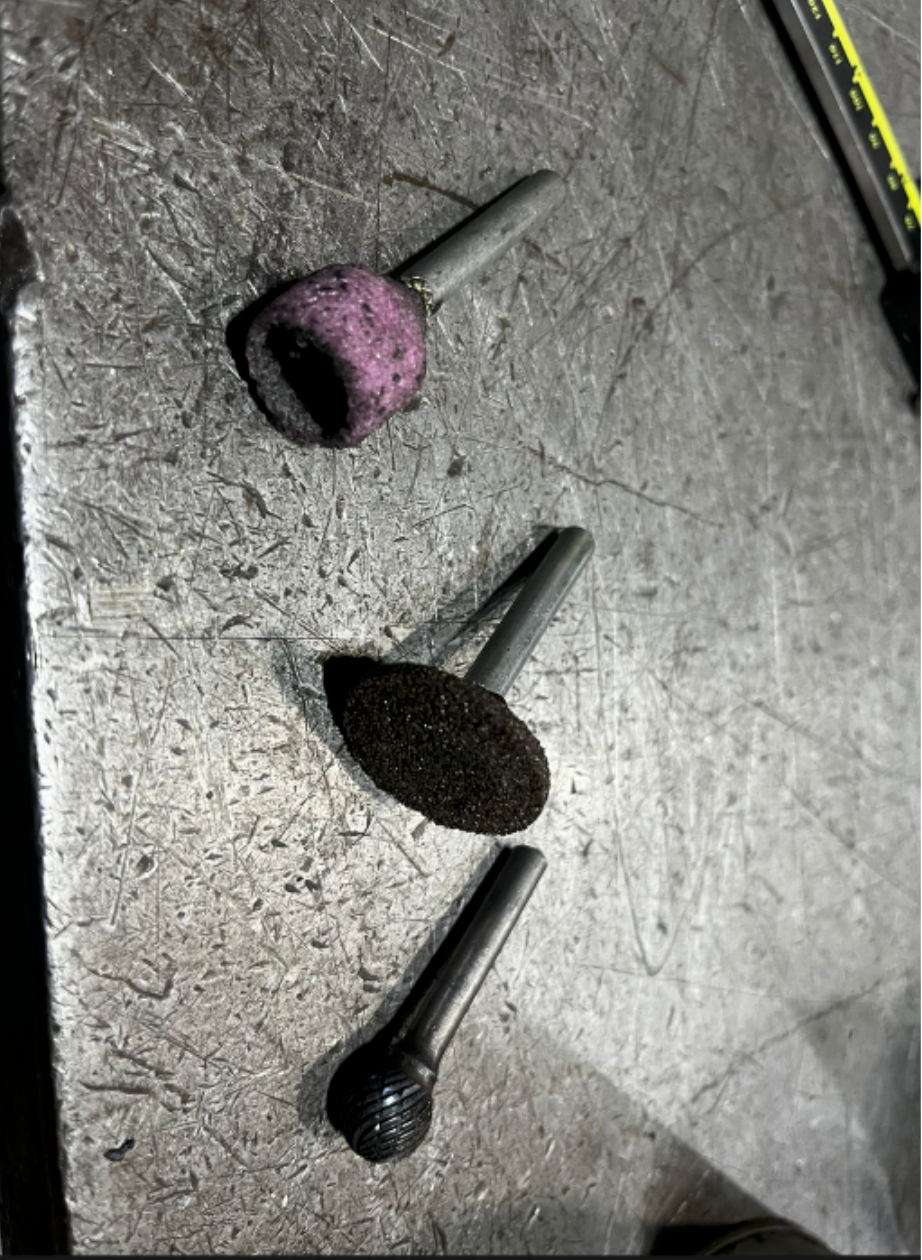 Máquina para acabamento de peças fundidas