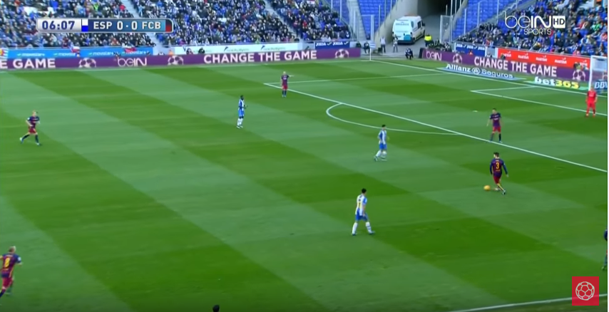 Busquets entre Piqué y Mascherano. No fue un partido fácil para el mediocampista.