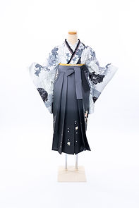 姫路で卒業袴レンタル TH-9 白地にグレーの花模様と黒の袴