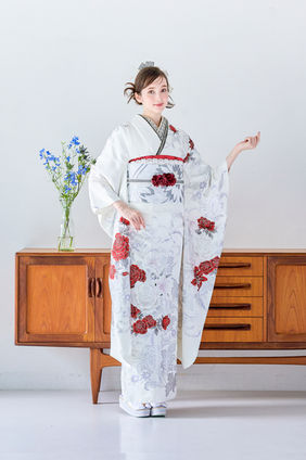 白地に赤花の振袖｜フォトスタジオトミー