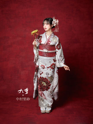 白地に赤花の振袖レンタル｜フォトスタジオトミー