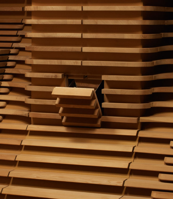 Между лежаками – встроенная крышка для подлива Сауна Klafs BIORHYTHM