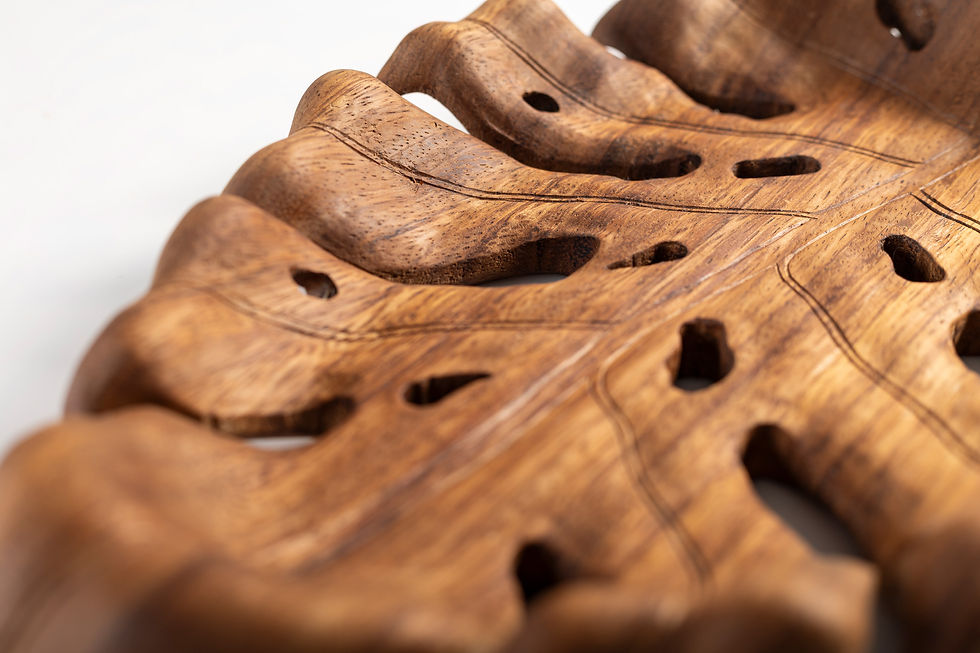 Miniatura: charola decorativa hecha a mano en madera de parota con forma de hoja de monstera