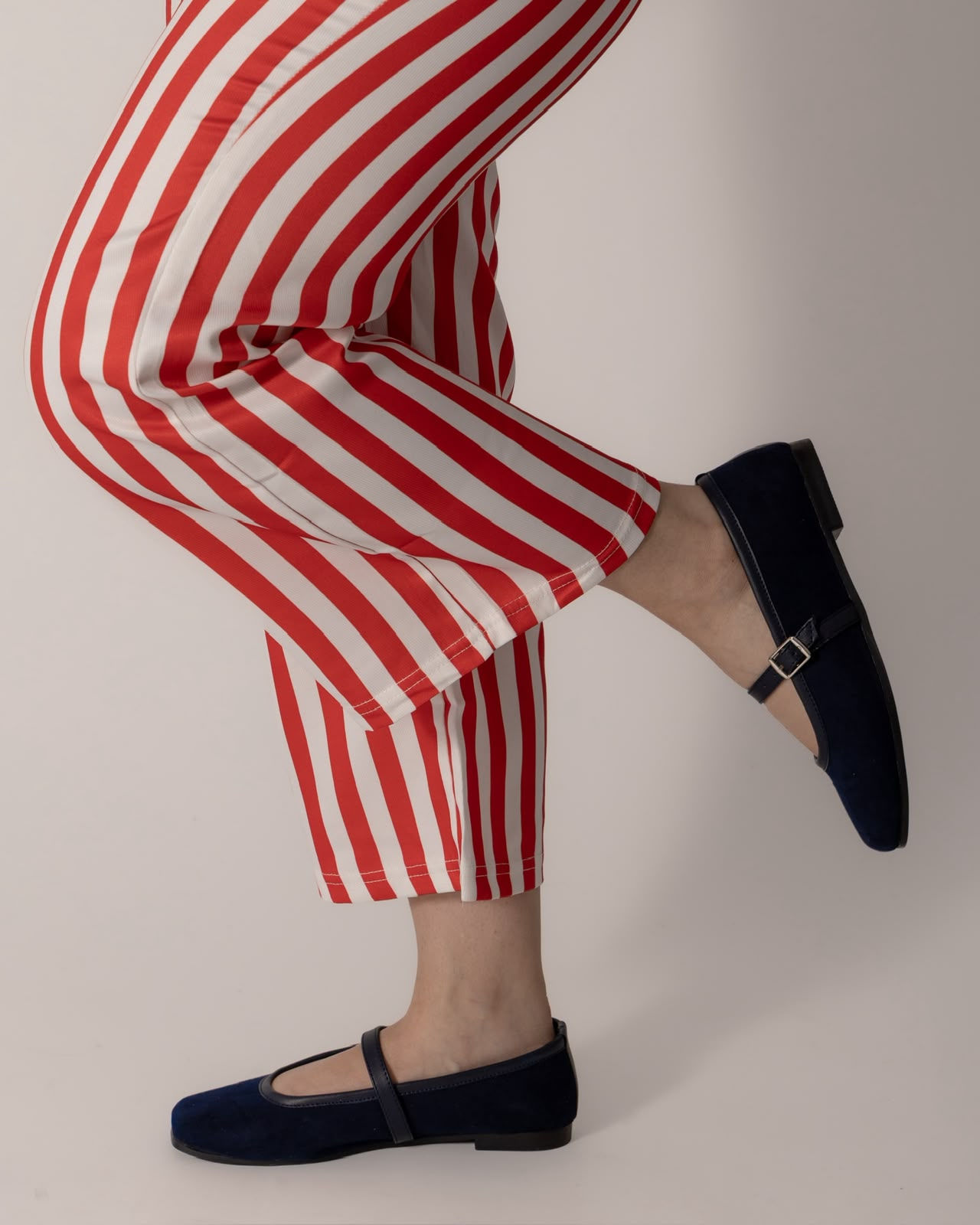 Flats de terciopelo con hebilla plateada color azul marino