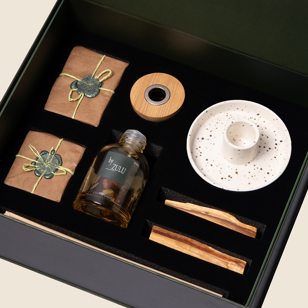 Küçük resim: ZULU Box içeriği, doğal taşlı sabunlar, botanik sabun, oda kokusu, Palo Santo ve seramik tütsülükten oluşan ritüel set