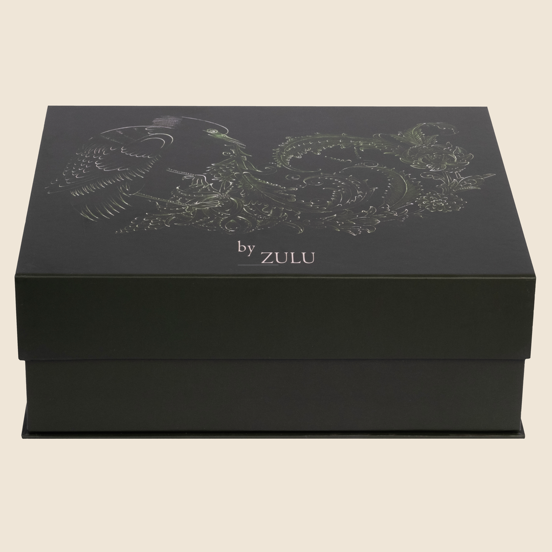 ZULU Box ritüel hediye kutusu, doğal sabun, oda difüzörü ve palo santo içerir.