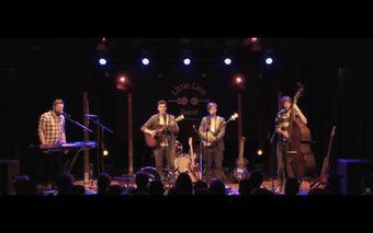 Little Lion Band live tijdens een Mumford & Sons tribute optreden