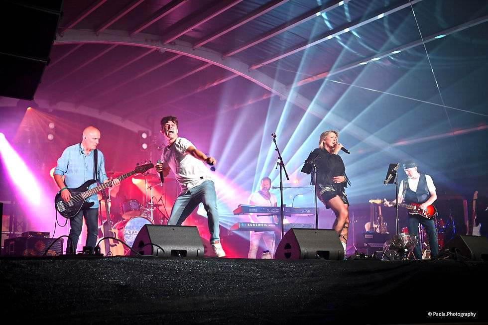 Atomika coverband groepsfoto | Professionele liveband voor events en feesten