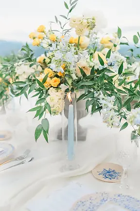 mariage fleurs jaune et bleu dolce vita décoration de mariage au chateau de Ventavon (7).w