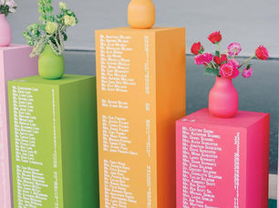 Décoration de mariage : Adieu les classiques piédestals blancs, place aux colonnes graphiques et colorés !