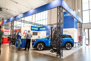Ekspozycja ładowarek STAG EV na niebieskich ściankach, Poznań Motor Show