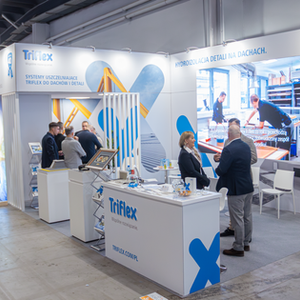 Widok ogólny stoiska targowego Triflex 32m², ekran LED P1.5, drewniane lamele, lada z logo 3D, odwiedzający, Targi Dach Forum