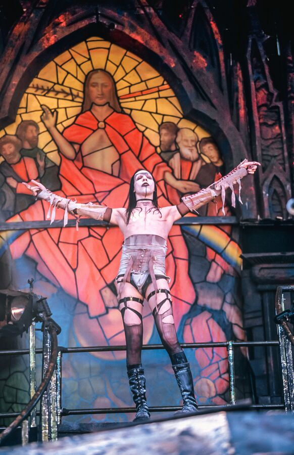 Marilyn Manson actuando en el festival Ozzfest, organizado por Ozzy y Sharon Osbourne, el 15 de junio de 1997, en Giants Stadium, East Ruthersford, Nueva Jersey.