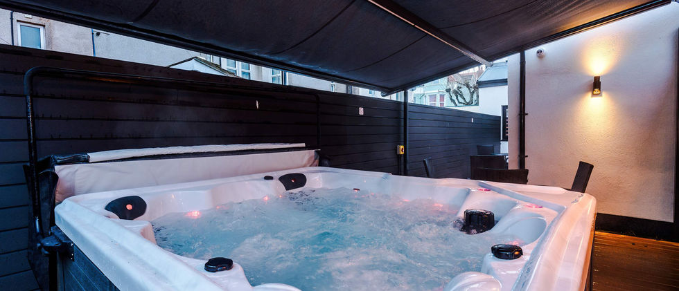 Hot Tub (Curzon Villa)
