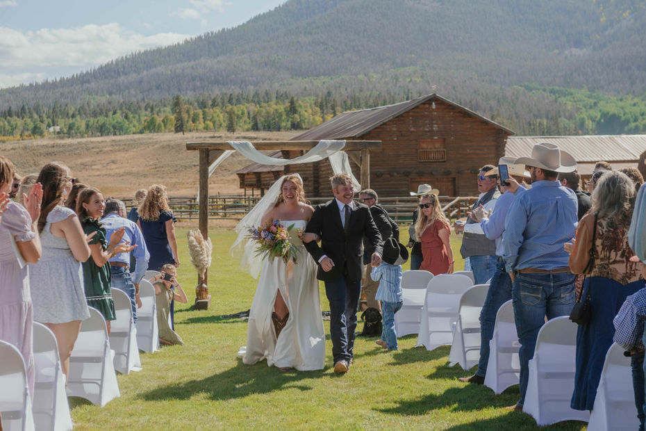 couple getting married in crested butte at waunita hot springs