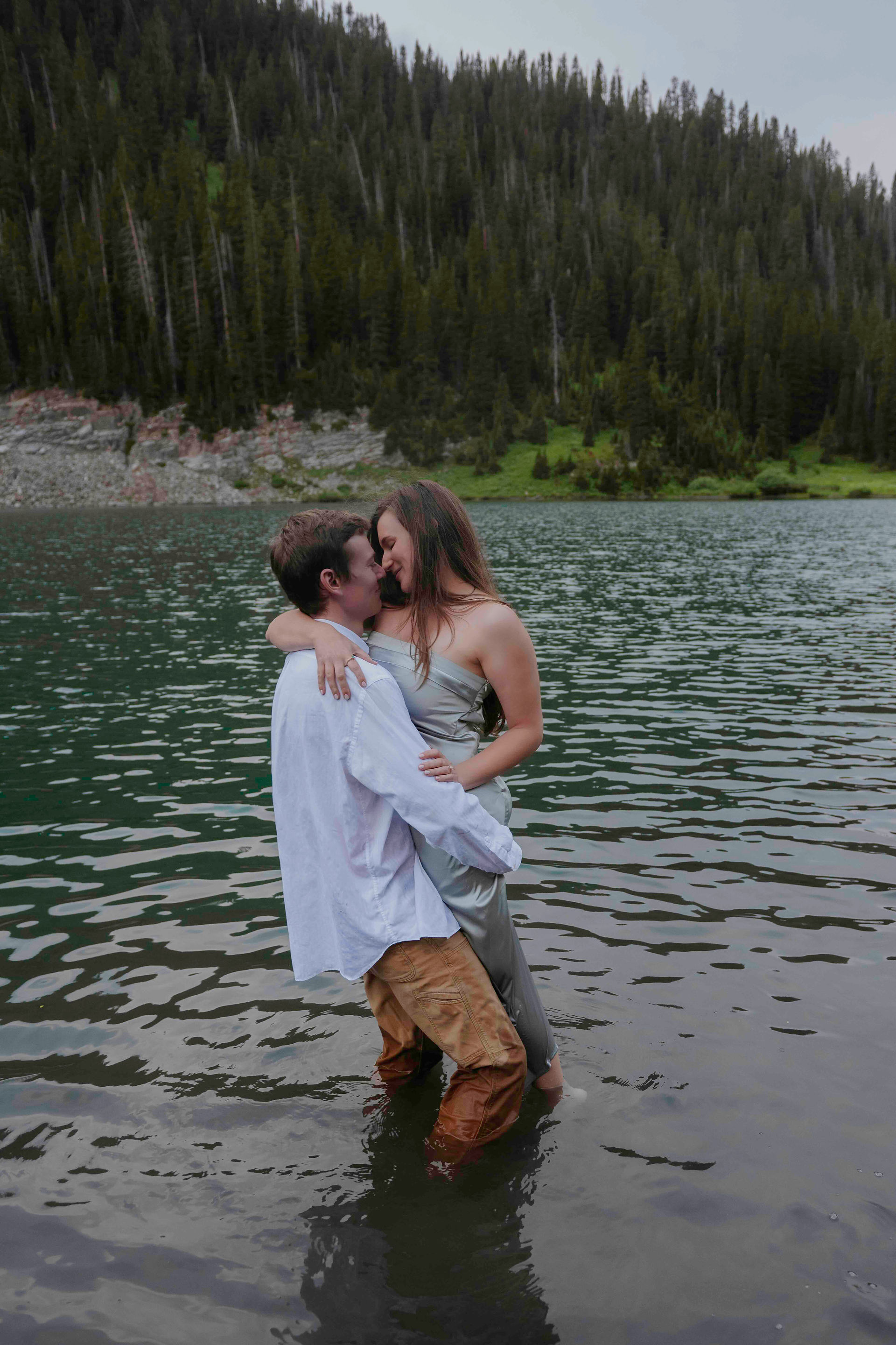 crested butte elopement photos at an alpine lake