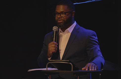 Harvey_Lockhart_holding_a_mic