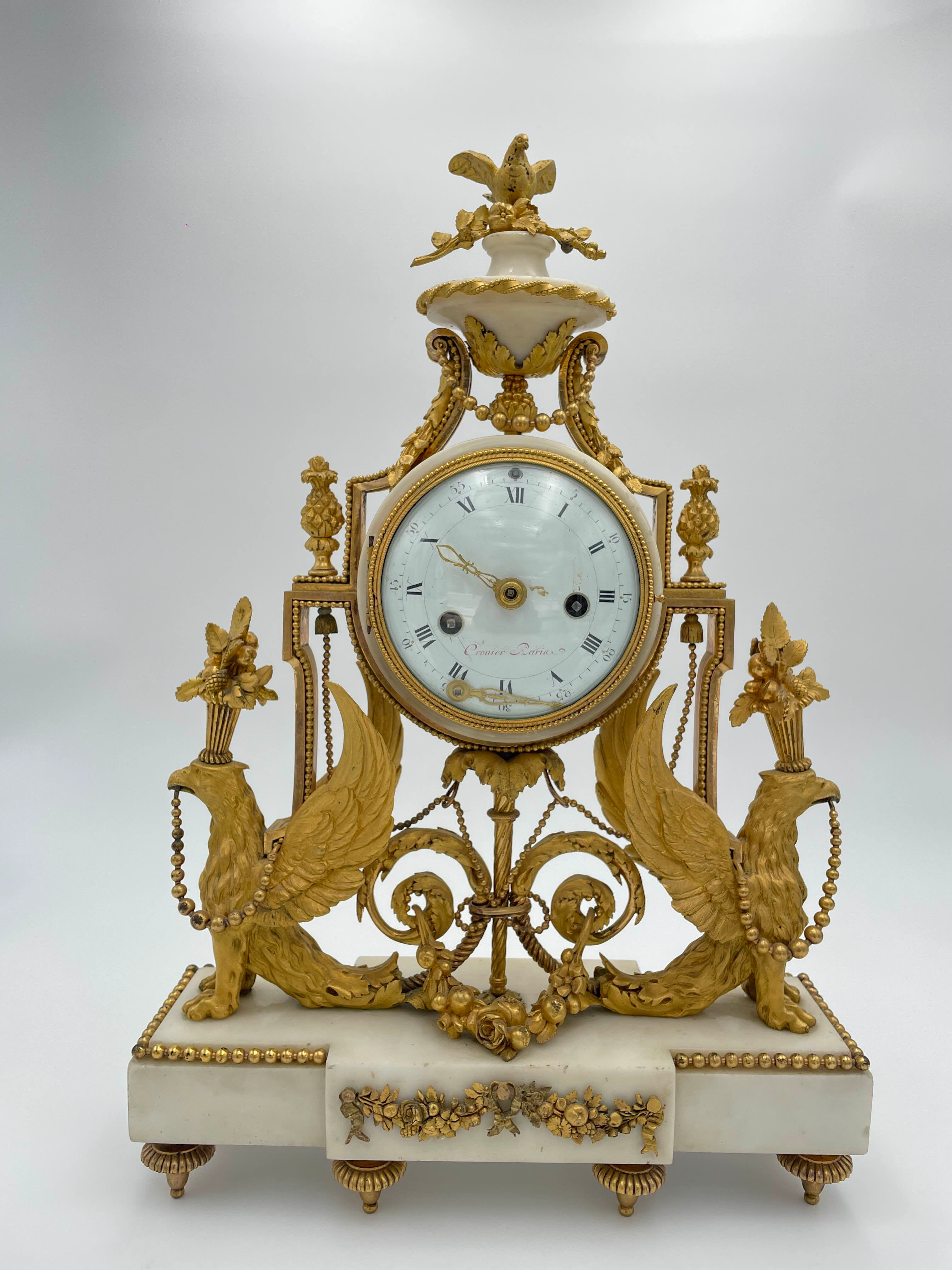 Pendule aux griffons Par Cronier Époque Louis XVI