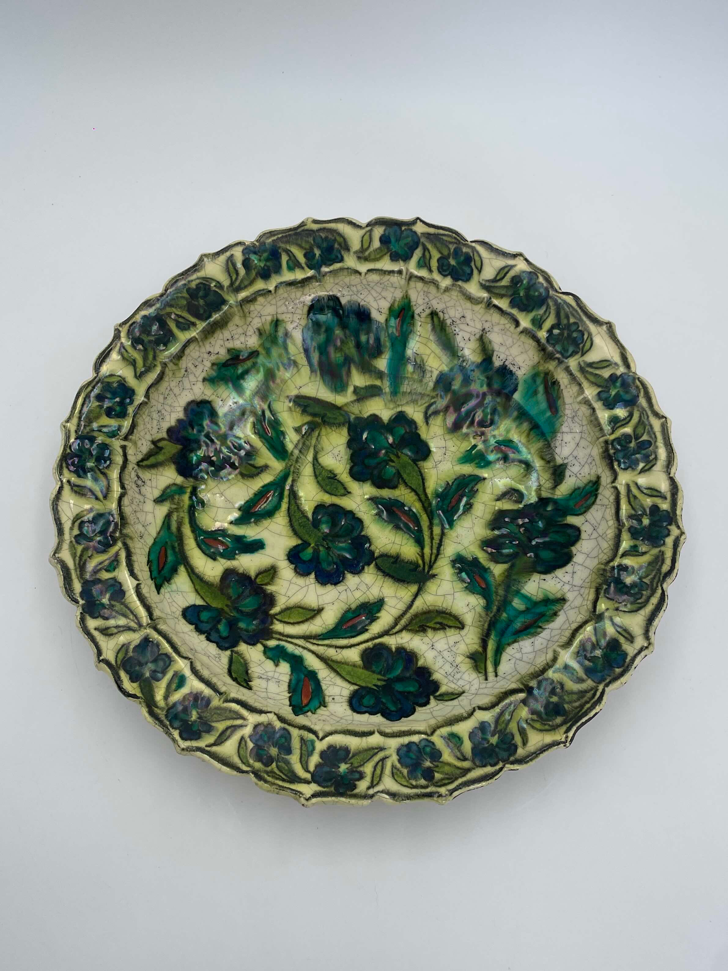 Plat en faïence craquelée  à fond ivoire Dans le goût d'Iznik LACHENAL Raoul (18